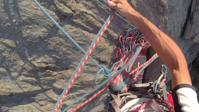Soggettiva alpinista che arrampica