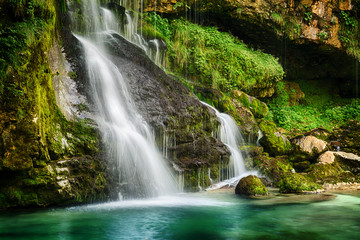 Fototapeta premium Magiczny wodospad w Alpach Julijskich