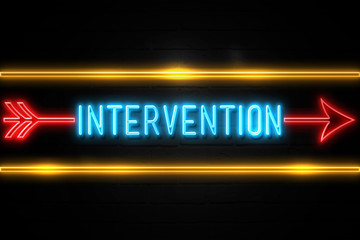 Obraz premium Intervention - fluorescent Neon Sign on brickwall Front view