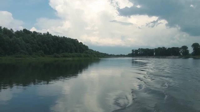 boat swims to down the river and abandons waves