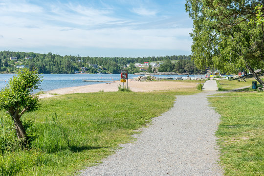 &Ouml;stersk&auml;rs popul&auml;ra havsbad vid Tunafj&auml;rden med en fin sandstrand, badbryggor,  gr&auml;s och klippor