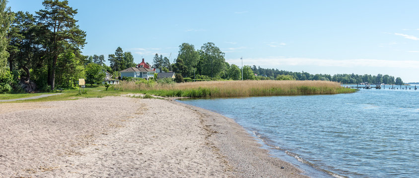 &Ouml;stersk&auml;rs popul&auml;ra havsbad vid Tunafj&auml;rden med en fin sandstrand, badbryggor,  gr&auml;s och klippor