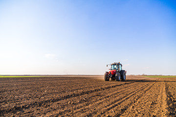 Obraz premium Farmer fertilizing arable land with nitrogen, phosphorus, potassium fertilizer