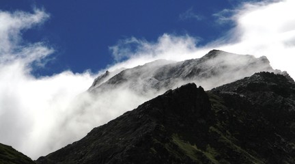 nuages enveloppant une montagne