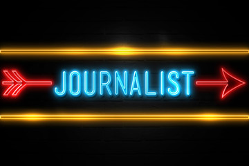 Obraz premium Journalist - fluorescent Neon Sign on brickwall Front view