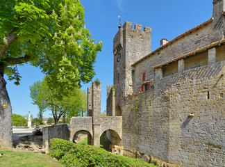 Larressingle, cit&eacute; m&eacute;di&eacute;vale, l&rsquo;ancien pont-levis et les remparts, Gers, France