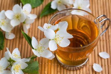 Obraz na płótnie Canvas Jasmine tea with jasmine flowers
