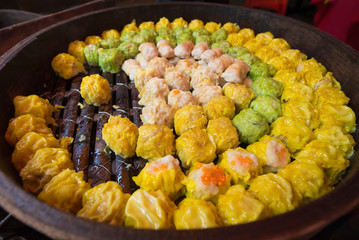 chinese dumplings in bamboo steamer