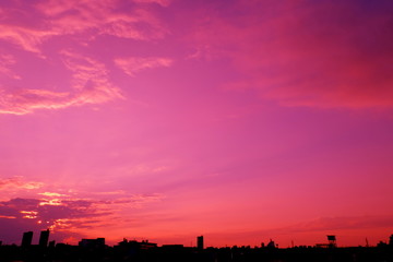 早秋の空と街並み