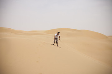Fototapeta na wymiar Sandboard dans le désert