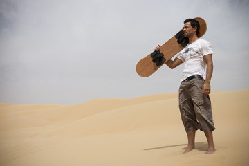 Sandboard dans le désert