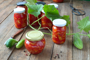 Eingemachte Gurken in Tomatensoße