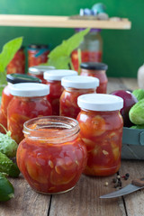 Eingelegte Gurken mit Tomatensoße