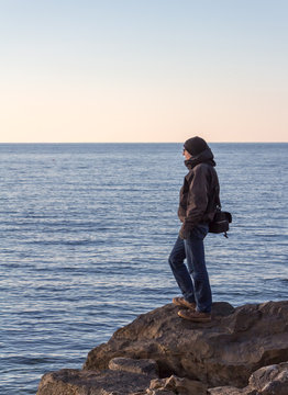 Junge Mann blickt ins Meer, Norwegen