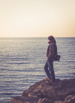 Junge Mann blickt ins Meer, Norwegen