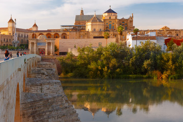 Obraz premium Great Mosque Mezquita - Catedral de Cordoba and Roman bridge across Guadalquivir river in the morning, Cordoba, Andalusia, Spain