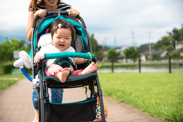 ベビーカーに乗って散歩する赤ちゃん