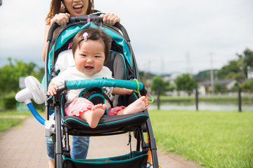 ベビーカーに乗って散歩する赤ちゃん