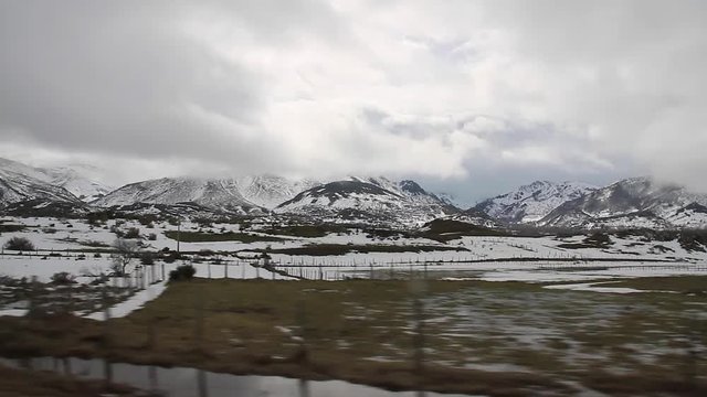 Traveling de Paisaje Monta&ntilde;oso con Nieve