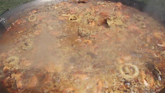  Paella soltando vapor al cocer