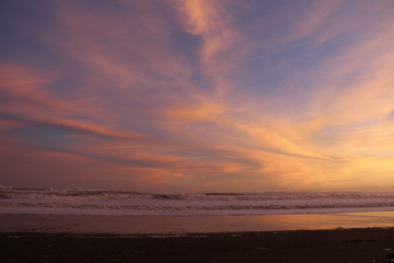 Obraz na płótnie Canvas 台風一過の浜辺とまだ高い波