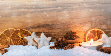 Weihnachtlicher Hintergrund mit Zimtsterne und Gewürze, Christmas Background with Light Bokeh - obrazy, fototapety, plakaty