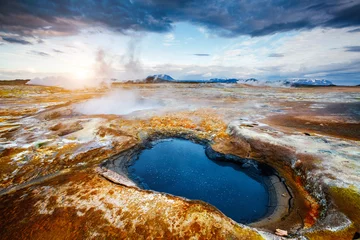 Papier Peint photo autocollant Volcan Vue menaçante de la zone géothermique de Hverir (Hverarond). Lieu Lieu Lac Myvatn, Krafla, Islande, Europe.