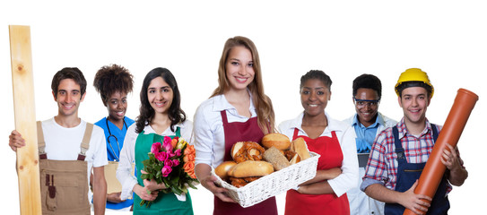 Sympathische Bäckereiverkäuferin zweigt Daumen mit anderen Azubis