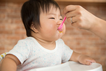 離乳食を食べる