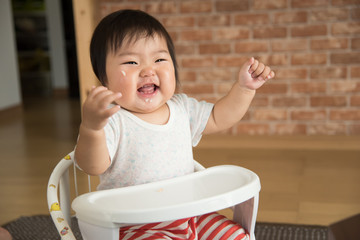 離乳食を食べる