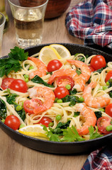 Pasta with shrimp and vegetables