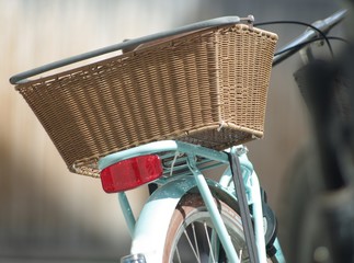 Fahrrad mit Einkaufskorb, Retro