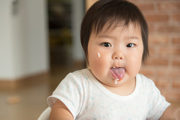 離乳食を食べる