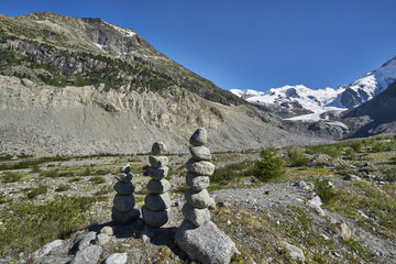 Morteratsch-Tal im Oberengadin mit Steinm&auml;nnchen im Vordergrund