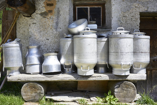 Kannen für die Ziegenmilch vor einer Hütte in Isola am Silsersee im Engadin