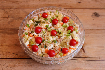 Insalata di riso guarnita con pomodorini