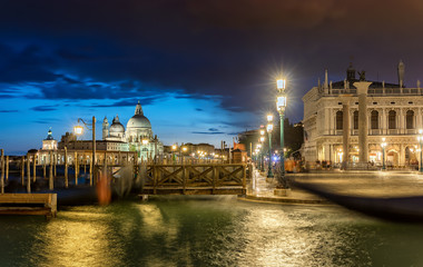 Blick vom Markusplatz in Venedig, Italien, bei Nacht auf die Basilica Santa Maria della Salute