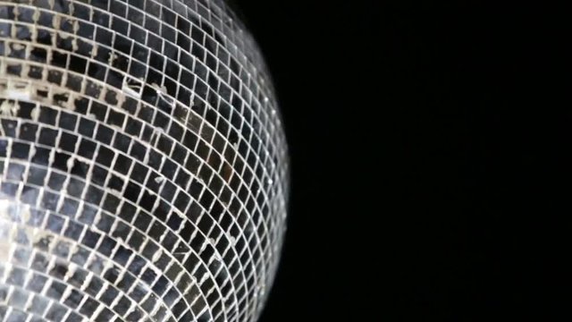 Palla riflettente discoteca che gira.