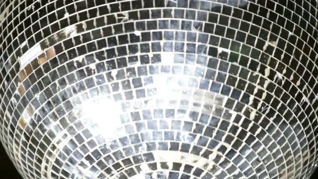 Palla riflettente discoteca che gira.