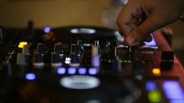 Discoteca notturna con persone che ballano, dj consolle e cocktail