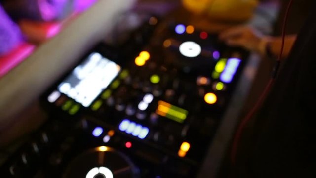 Discoteca notturna con persone che ballano, dj consolle e cocktail