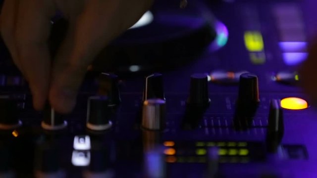 Discoteca notturna con persone che ballano, dj consolle e cocktail