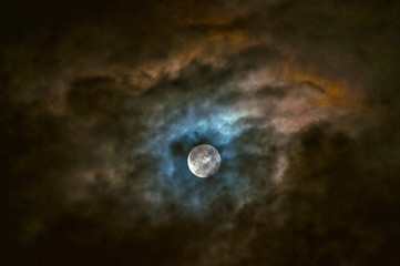 Fototapeta na wymiar Luna tra le nuvole
