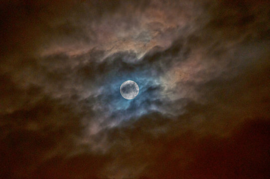 Luna tra le nuvole