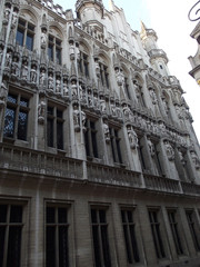 Fototapeta na wymiar Architektura Belgijska - Płaskorzeźby zdobiące Ratusz miejski w Brukseli