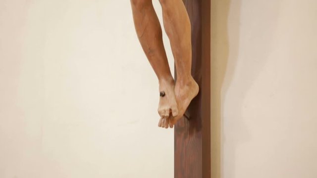 Ges&ugrave; Cristo in croce di Legno dentro una chiesa