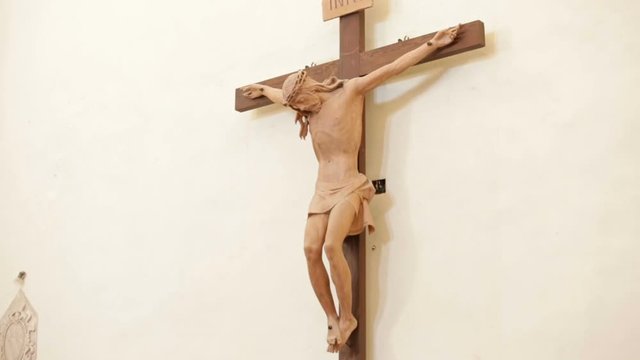 Ges&ugrave; cristo in croce dentro una chiesa.