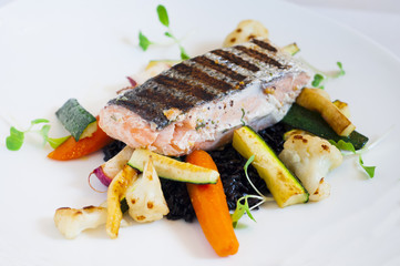 Grilled salmon with spinach and vegetables julienne
