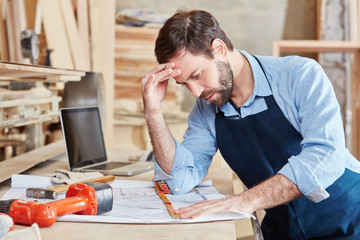 Handwerker denkt über Problem nach