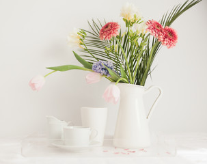 Bandeja de desayuno con flores primaverales